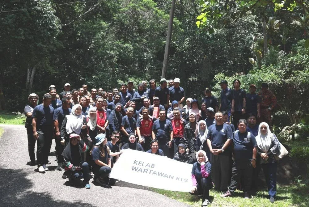 Peserta Program Kolaborasi Gabungan Kelab Media Malaysia (GKMM) bersama JBPM di Hutan Lipur Sekayu, Hulu Terengganu merakam gambar bersama Nor Hisyam sempena majlis penutup yang diadakan pada Ahad.