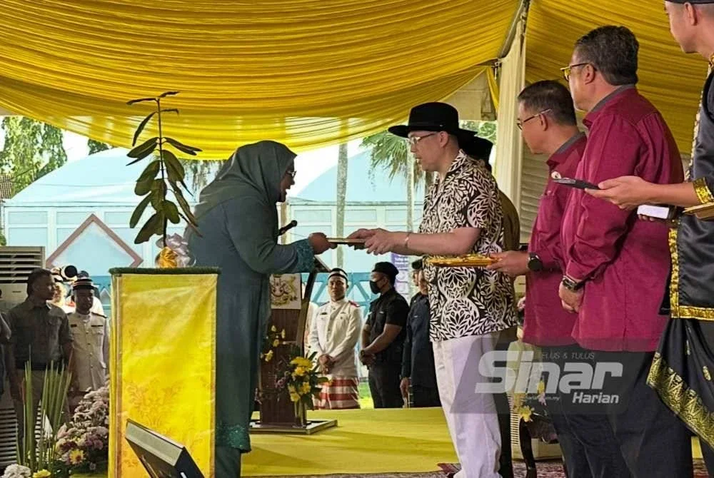 Tengku Muhammad Fakhry (tiga dari kanan) menyampaikan sijil penghargaan kepada peserta program. Foto SINAR HARIAN/ADILA SHARINNI WAHID