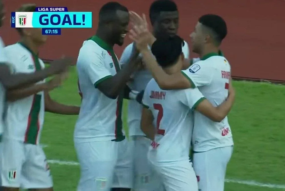 Ramdhan Saifullah (kanan) muncul wira tuan rumah apabila meledak gol menerusi sepakan percuma.