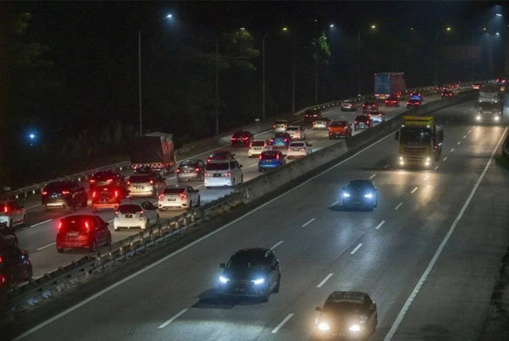 Aliran trafik di beberapa lebuh raya utama dilaporkan perlahan susulan orang ramai mula pulang ke kediaman masing-masing selepas cuti persekolahan berakhir. Gambar fail Bernama