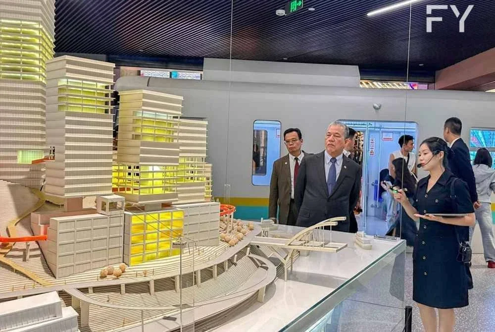 Fadillah ketika mengunjungi Chongqing City Planning Exhibition Hall, sebuah pusat pameran yang menampilkan sejarah pembangunan bandar Chongqing. Foto Facebook Fadillah Yusof