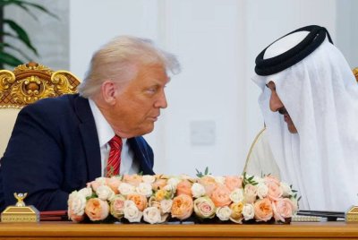 Presiden Amerika Syarikat, Donald Trump dan Emir Qatar, Tamim bin Hamad Al Thani ketika menghadiri majlis menandatangani perjanjian di Doha, Qatar pada Mei lalu.