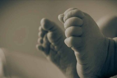 Seorang bayi perempuan ditemui masih hidup selepas ditanam di dalam lumpur di daerah Shahjahanpur, Uttar Pradesh, India. - Gambar hiasan