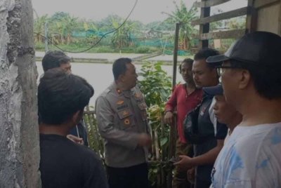 Saksi ketika ditemui polis berhubung tindakan seorang lelaki membakar rumah sewanya di Cakung, Jakarta Timur.