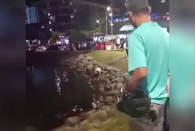 Tangkap layar operasi penemuan mayat warga emas terapung di laut berhampiran Berjaya Waterfront, Stulang Laut pada Sabtu.