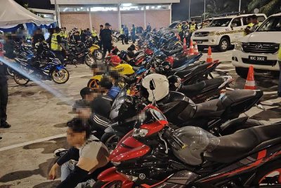 Antara penunggang motosikal yang diperiksa JSPT menerusi Op Motosikal di R&R Seremban pada Sabtu. Foto Sinar Harian