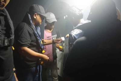 Pihak Maritim dan AADK melakukan pemeriksaan terhadap salah sorang nelayan yang ditahan dalam operasi berkenaan. - Foto: Maritim Malaysia