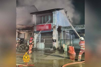 Pasukan penyelamat mengambil masa hampir 30 minit bagi mengawal api daripada merebak.