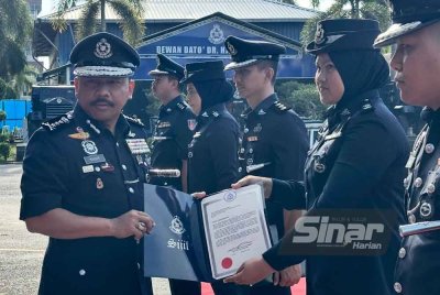 Mohd Yusoff (kiri) menyampaikan sijil penghargaan kepada pegawai yang cemerlang dalam perkhidmatan.
FOTO SINAR HARIAN - ADILA SHARINNI WAHID
