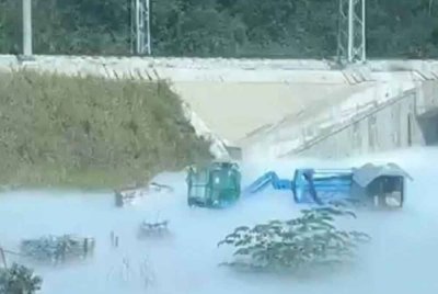 Kebocoran paip gas PGB di Tapak ECRL, Seksyen 5, Kerteh, pagi semalam.