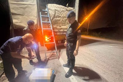 1,042 guni putih dan beg kertas berwarna coklat serta biru yang disyaki mengandungi tepung dengan anggaran berat 55,750 kg tidak mematuhi syarat pelabelan ditetapkan KKM - Foto: PGA