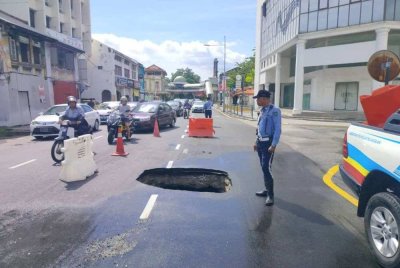 Anggota warden trafik MBPP dan polis ditempatkan di lokasi bagi mengawal aliran lalu lintas. Foto Facebook MBPP