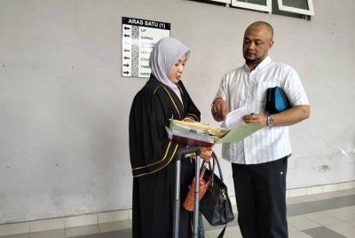 Ahmad Shah Rizal (kanan) ketika hadir di Mahkamah Tinggi Syariah di Kota Bharu.