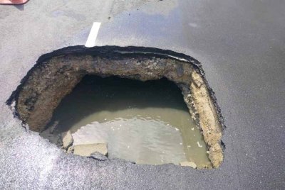 Lubang benam di Jalan Burma, George Town berpunca daripada kebocoran paip pembentungan IWK.