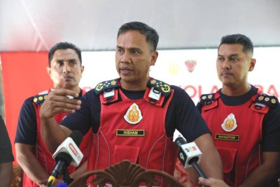 Nor Hisham (tengah) ketika sidang akhbar selepas menyempurnakan Majlis Penutup Program Kolaborasi Gabungan Kelab Media Malaysia (GKMM) bersama JBPM di Hutan Lipur Sekayu, Hulu Terengganu pada Ahad.