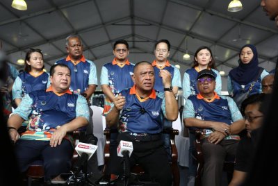 Saarani (duduk, tengah) bercakap kepada media ketika Majlis Kemuncak KAMU di pekarangan Stadium Indera Mulia pada Ahad.
