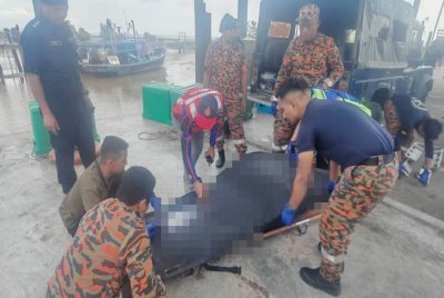 Mayat mangsa dibawa ke atas jeti sebelum diserahkan kepada polis untuk tindakan lanjut. Foto BBP Pontian Baru