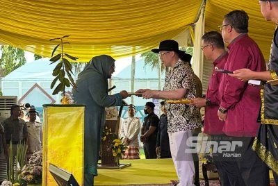 Tengku Muhammad Fakhry (tiga dari kanan) menyampaikan sijil penghargaan kepada peserta program. Foto SINAR HARIAN/ADILA SHARINNI WAHID