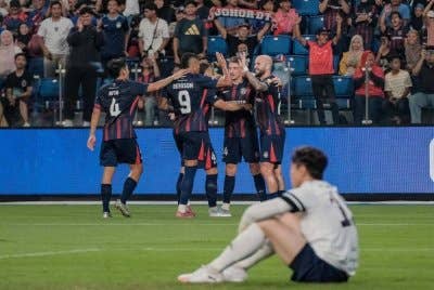 Pemain JDT meraikan jaringan selepas berjaya menjaringkan gol ketika menentang pasukan Sabah FC pada saingan Liga Super Malaysia 2025/2026 di Stadium Sultan Ibrahim pada Ahad. Foto Bernama