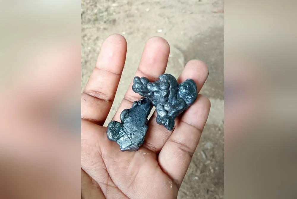 Batu kerikil yang dikutip dan ditempa menjadi keris.