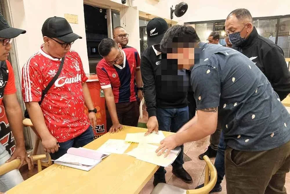 Pemilik restoran (kanan) menerima dua kompaun daripada MBMB.