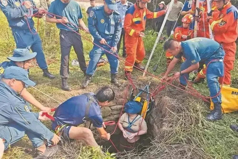 Wanita 54 jam terperangkap dalam perigi sebelum diselamatkan.
(Foto media China/Southern Times)