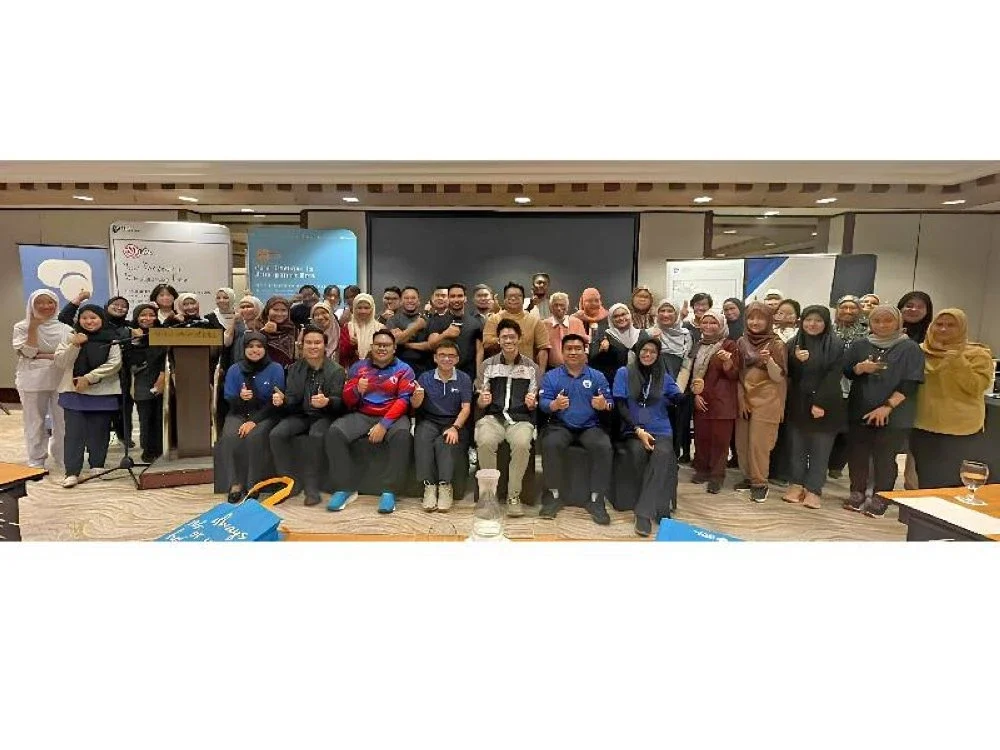 Pengamal perubatan am, pembantu klinik dan jururawat bergambar bersama Ketua Pegawai Eksekutif, Tan Yew Aik (barisan hadapan, keempat dari kiri).