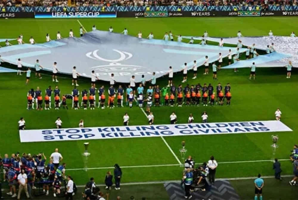 Pemain Paris Saint-Germain dan Tottenham Hotspur berbaris sebelum perlawanan Piala Super UEFA di Udine, Itali pada 13 Ogos lalu.- Agensi