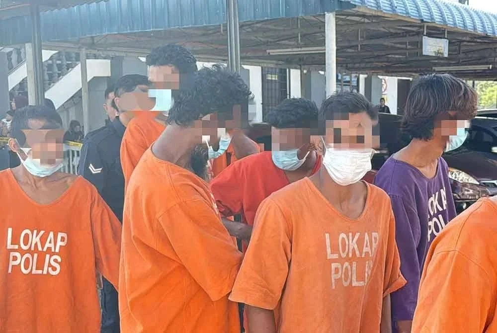 Suspek dan bapa (tengah) direman bagi membantu siasatan kes tetak di Flat Paya Nahu, Sungai Petani.