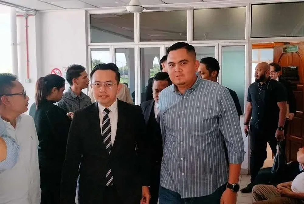 Dr Muhamad Akmal (kanan) bersama peguamnya ketika hadir di Mahkamah Bukit Mertajam, pada Isnin.