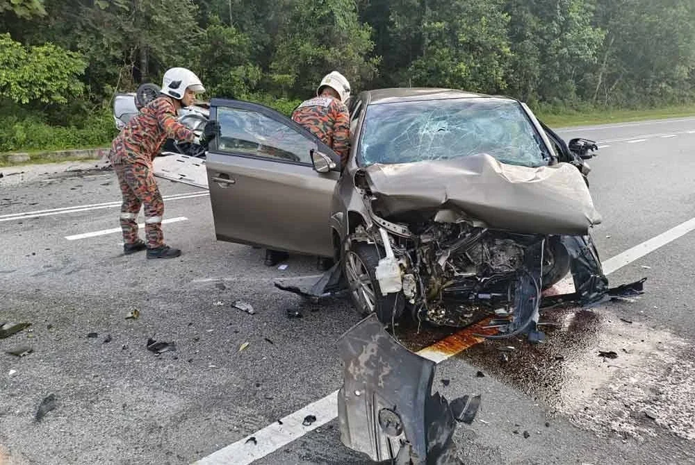 Keadaan salah sebuah kereta yang terlibat dalam kemalangan tersebut. - Foto BBP Kota Tinggi