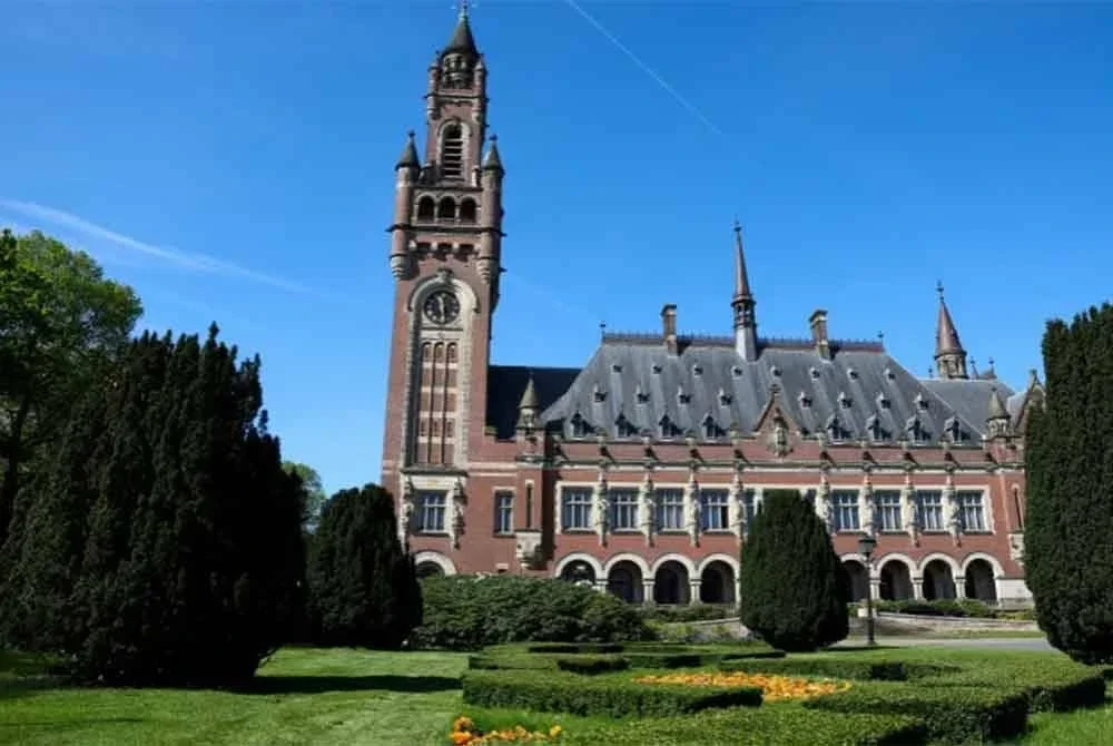 Pemandangan Peace Palace di The Hague, Netherlands, yang menempatkan Mahkamah Keadilan Antarabangsa (ICJ). Brazil pada Jumaat secara rasmi menyertai kes ‘genosid’ Afrika Selatan terhadap Israel.