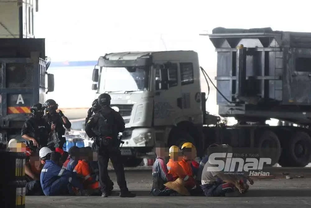 ACTS antara elemen yang digerakkan SPRM bagi memantau keselamatan di lokasi serbuan di Sibu membabitkan sindiket penyelewengan diesel. Foto: SINAR HARIAN/HAFIZ ADNAN