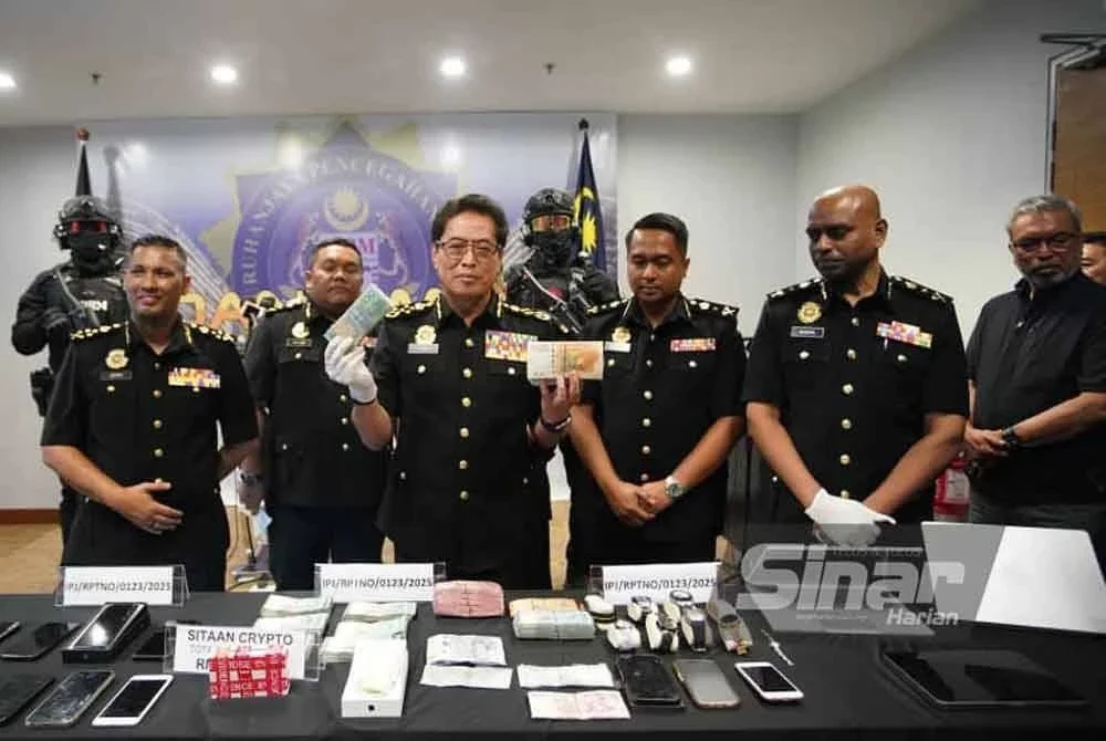 Azam menunjukkan rampasan yang dilaksanakan SPRM menerusi Op Karen. Foto: SINAR HARIAN/ROSLI TALIB