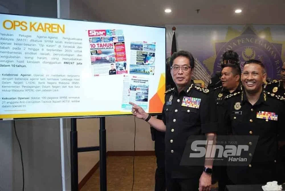 Azam (kiri) menunjukkan paparan laporan akhbar Sinar Harian mengenai Op Karen. Foto: SINAR HARIAN/ROSLI TALIB