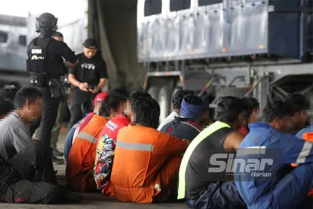 ACTS antara elemen yang digerakkan SPRM bagi memantau keselamatan di lokasi serbuan di Sibu membabitkan sindiket penyelewengan diesel. Foto: SINAR HARIAN/HAFIZ ADNAN