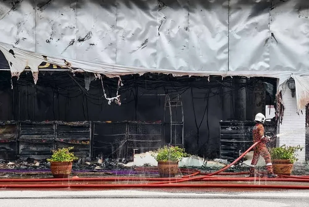 Anggota bomba ketika melakukan kerja-kerja pemadaman dalam kejadian kebakaran sebuah kedai barangan pengantin di Nilai 3 pada Isnin.