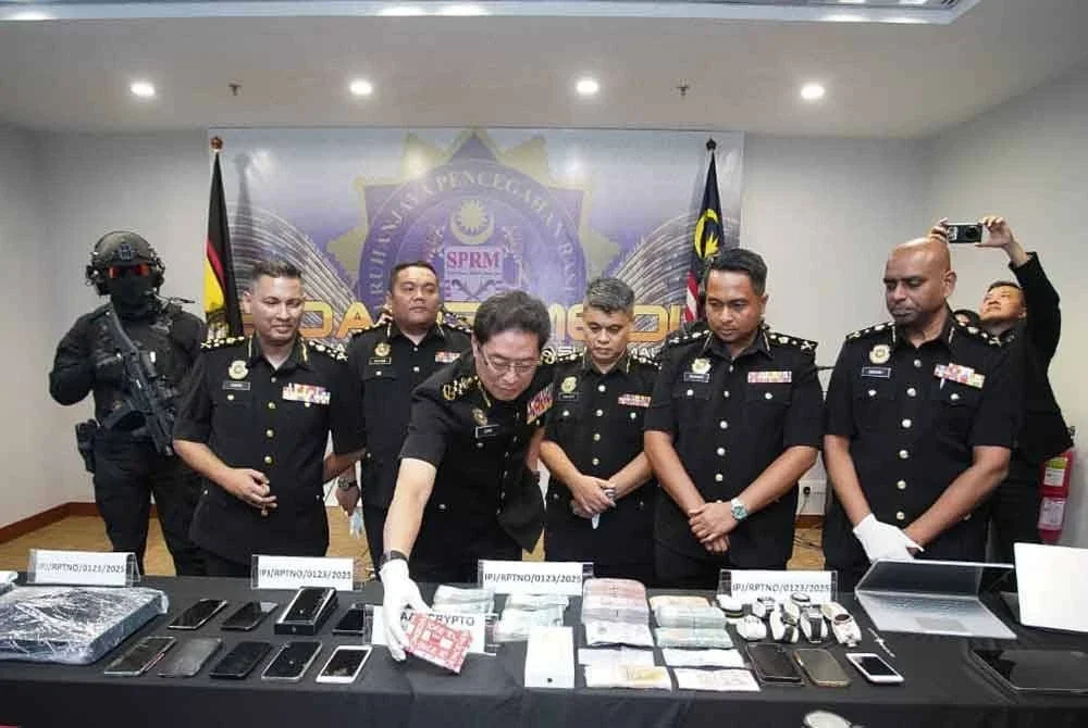 Azam (tengah) semasa sidang akhbar di Ibu Pejabat SPRM Putrajaya pada Isnin. Foto: SINAR HARIAN/ROSLI TALIB