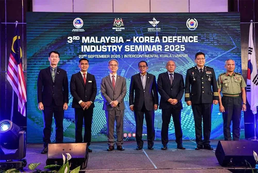 Menteri Pertahanan, Datuk Seri Mohamed Khaled Nordin (tengah) bergambar bersama Duta Republik Korea ke Malaysia, Yeo Seung Bae (tiga dari kiri), sempena Seminar Industri Pertahanan Malaysia-Korea ke-3 2025 hari ini. Foto Bernama