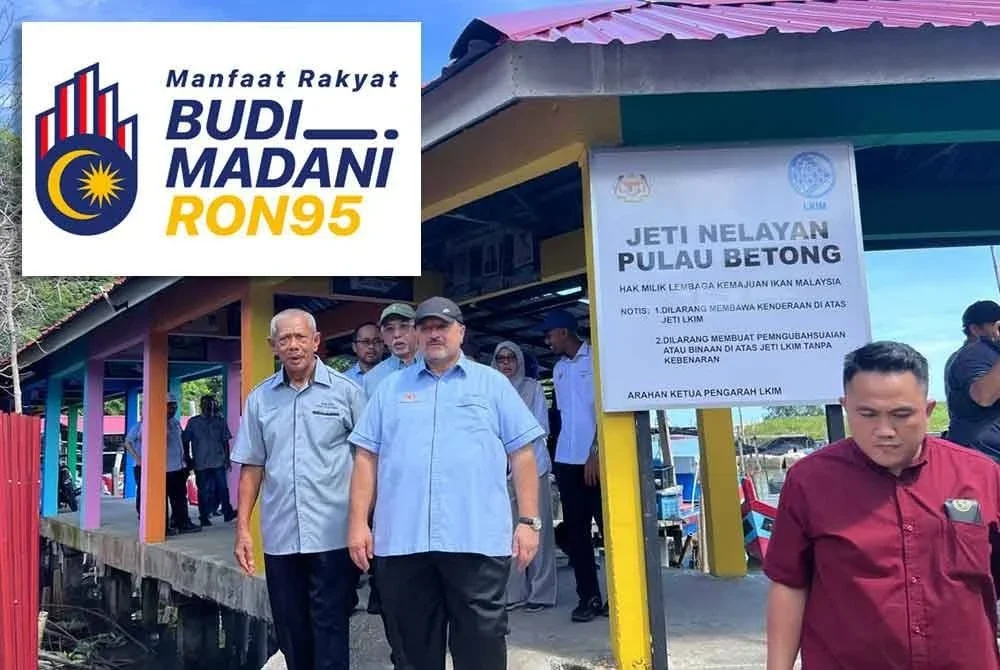 Amir Hamzah (dua dari kiri) meninjau Jeti Pulau Betong dalam Sesi Libat Urus Kampung Angkat Madani di Pulau Betong, Balik Pulau pada Isnin.