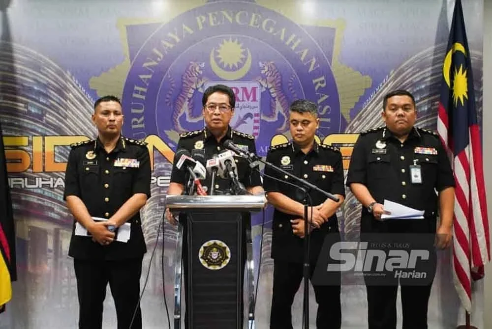 Azam (dua dari kiri) ketika sidang akhbar di Ibu Pejabat SPRM Putrajaya pada Isnin. Foto: SINAR HARIAN/ROSLI TALIB