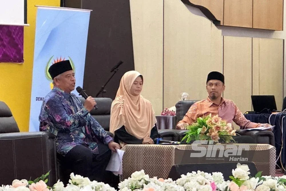 Nik Syuharul Apizo (kanan) sebagai ahli panel pada sesi Forum Astaka Minda ‘Buli: Dimanakah Silapnya’ di MRSM Tumpat pada Isnin. Foto Sinar Harian ADILA SHARINNI WAHID
