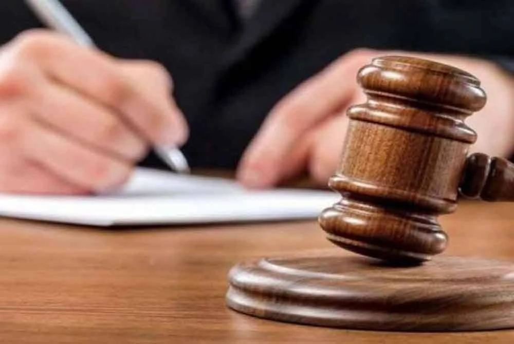 Seorang warga emas didenda RM2,500 oleh Mahkamah Majistret di sini pada Isnin selepas mengaku bersalah menyentuh dan mencubit pipi seorang wanita, awal bulan ini. Gambar hiasan