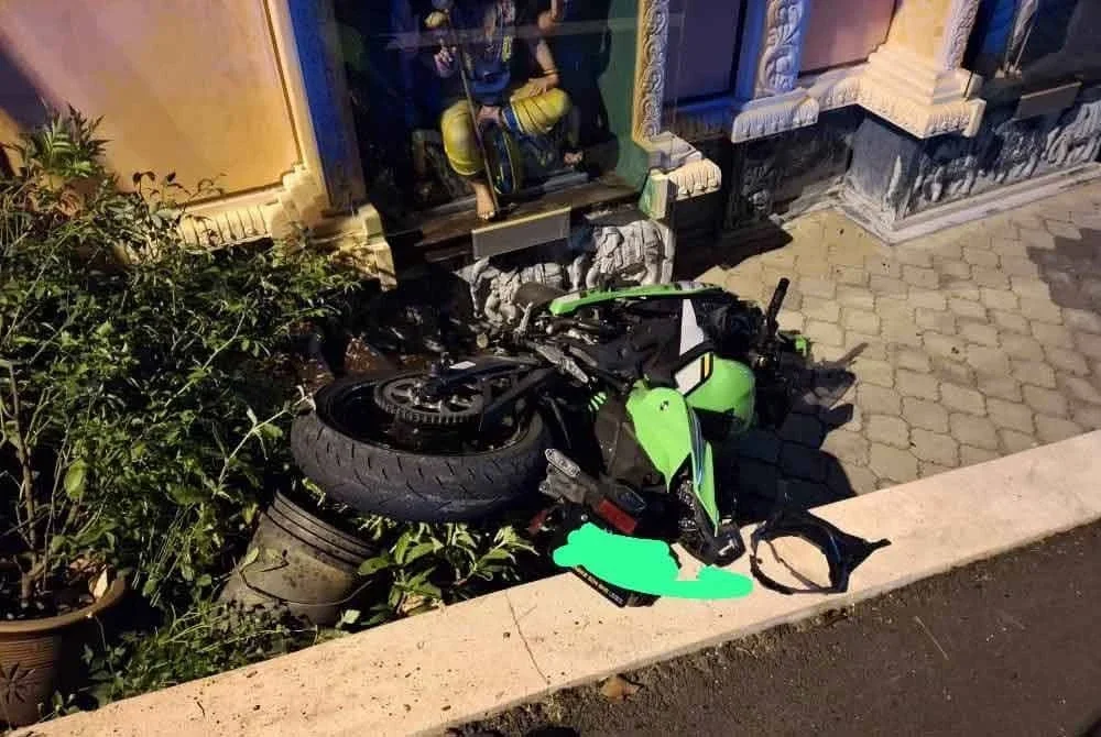 Keadaan motosikal jenis Modenas Ninja ZX250 yang ditunggang mangsa selepas terbabas melanggar pembahagi jalan di Kilometer 8, Jalan Temerloh-Mentakab awal pagi Isnin.
