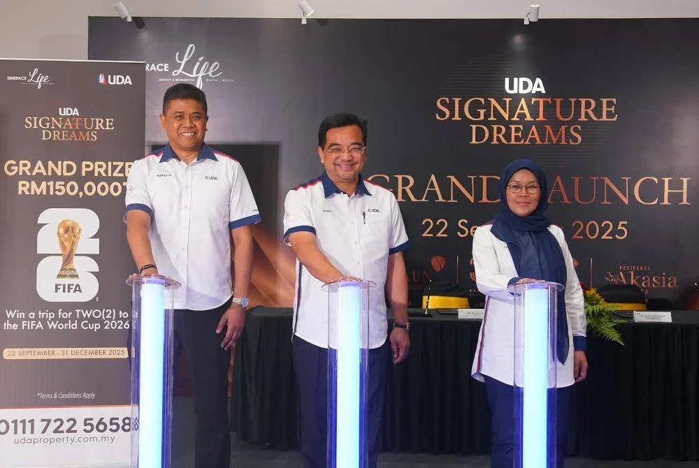 Johari Shukri (tengah) melancarkan UDA Signature Dreams di Residensi 38 Bangsar pada Isnin, turut bersama Azrudyn (kiri) dan Zaiwati.