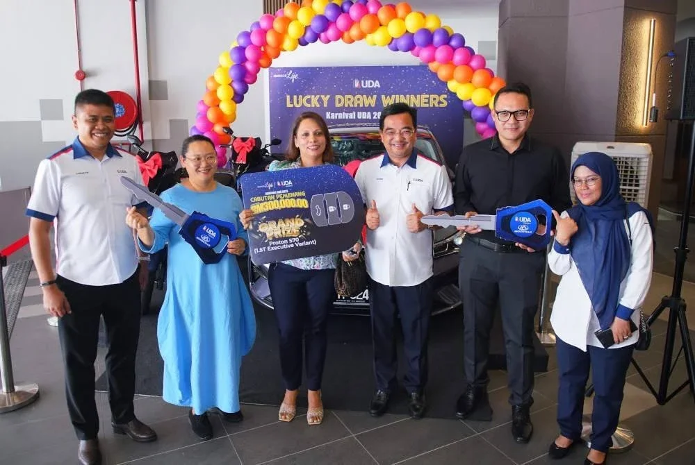 Johari Shukri (tiga dari kanan), Azrudyn (kiri) dan Zaiwati (kanan) bergambar bersama pemenang cabutan bertuah Kempen Hartanah UDA 2024/2025 pada Majlis Pelancaran UDA Signature Dreams di Residensi 38 Bangsar pada Isnin.