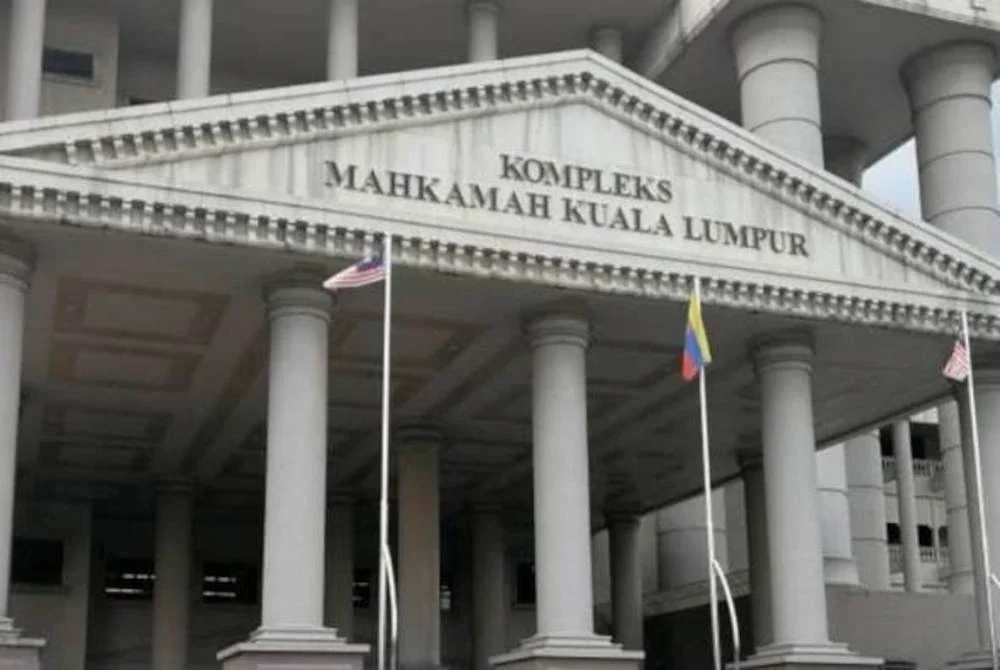 Mahkamah Sesyen Kuala Lumpur pada Isnin menjatuhkan hukuman penjara enam bulan dan denda RM2,000 terhadap dua anggota polis selepas didapati bersalah menerima rasuah RM800 untuk tidak melakukan tangkapan dan melaporkan kesalahan khalwat, lima tahun lepas. Gambar hiasan