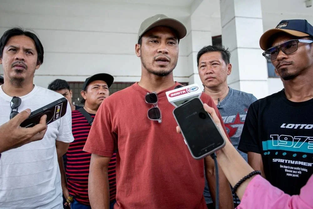 Bekas pemain Perak FC, Wan Zack Haikal Wan Noor (tengah) ketika bertemu pengamal media di perkarangan Stadium Perak, pada Isnin. Foto Bernama