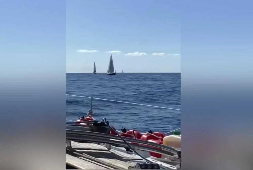 Kapal GSF bergerak dalam bentuk formasi yang lebih rapat. Tangkap layar hantaran video Zainal di Facebook pada Isnin.