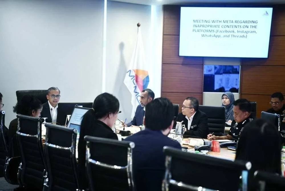 Fahmi mempengerusikan mesyuarat bersama Meta pada Isnin.